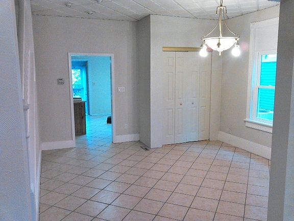 Dining room to kitchen