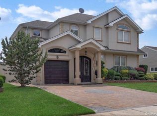 87 Lotus Oval N, Valley Stream, NY 11581