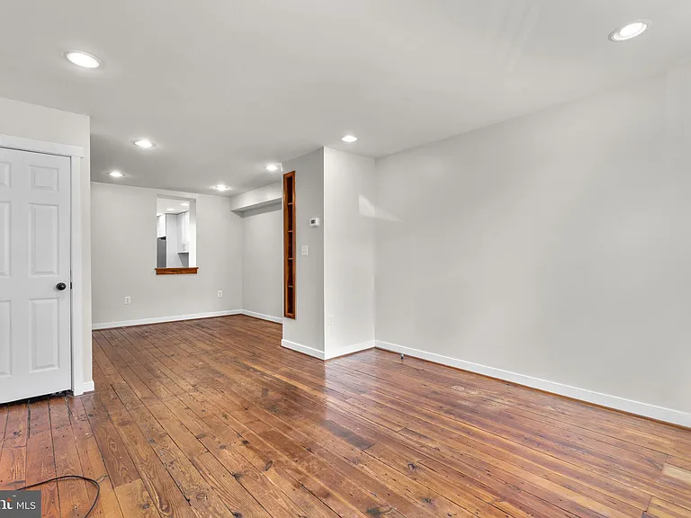 112 E Randall St — Photo 4