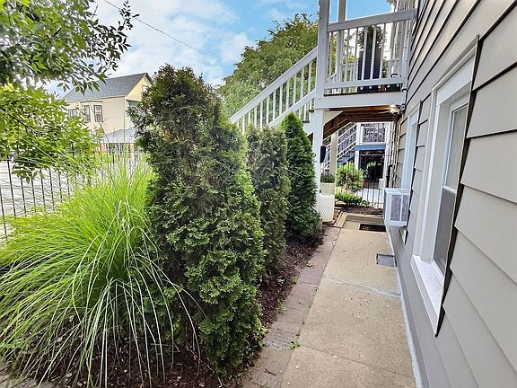 2nd image of 1424 W Diversey Pkwy #1