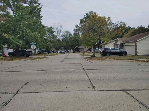 Exterior Neighborhood (street photo)