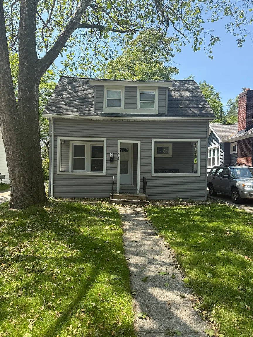 827 Laprairie St photo 1