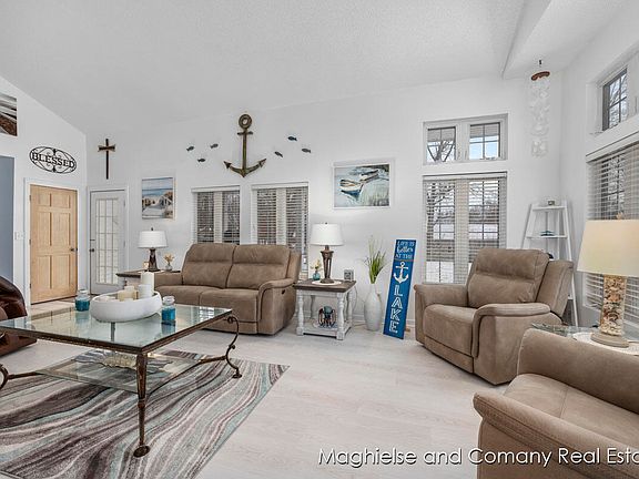 4th image of 3626 Bayview Dr