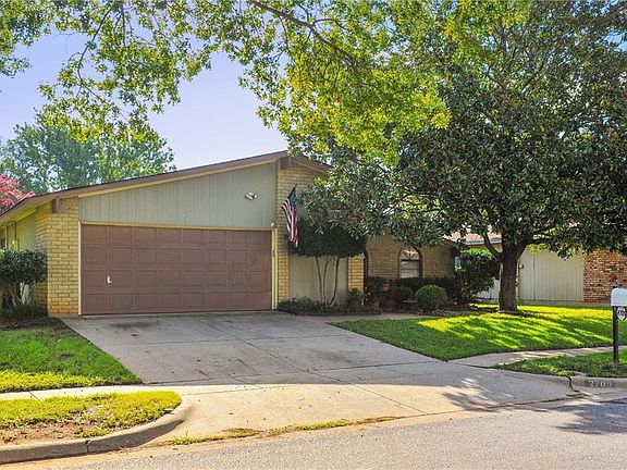 2nd image of 2709 Crestmoor Ct