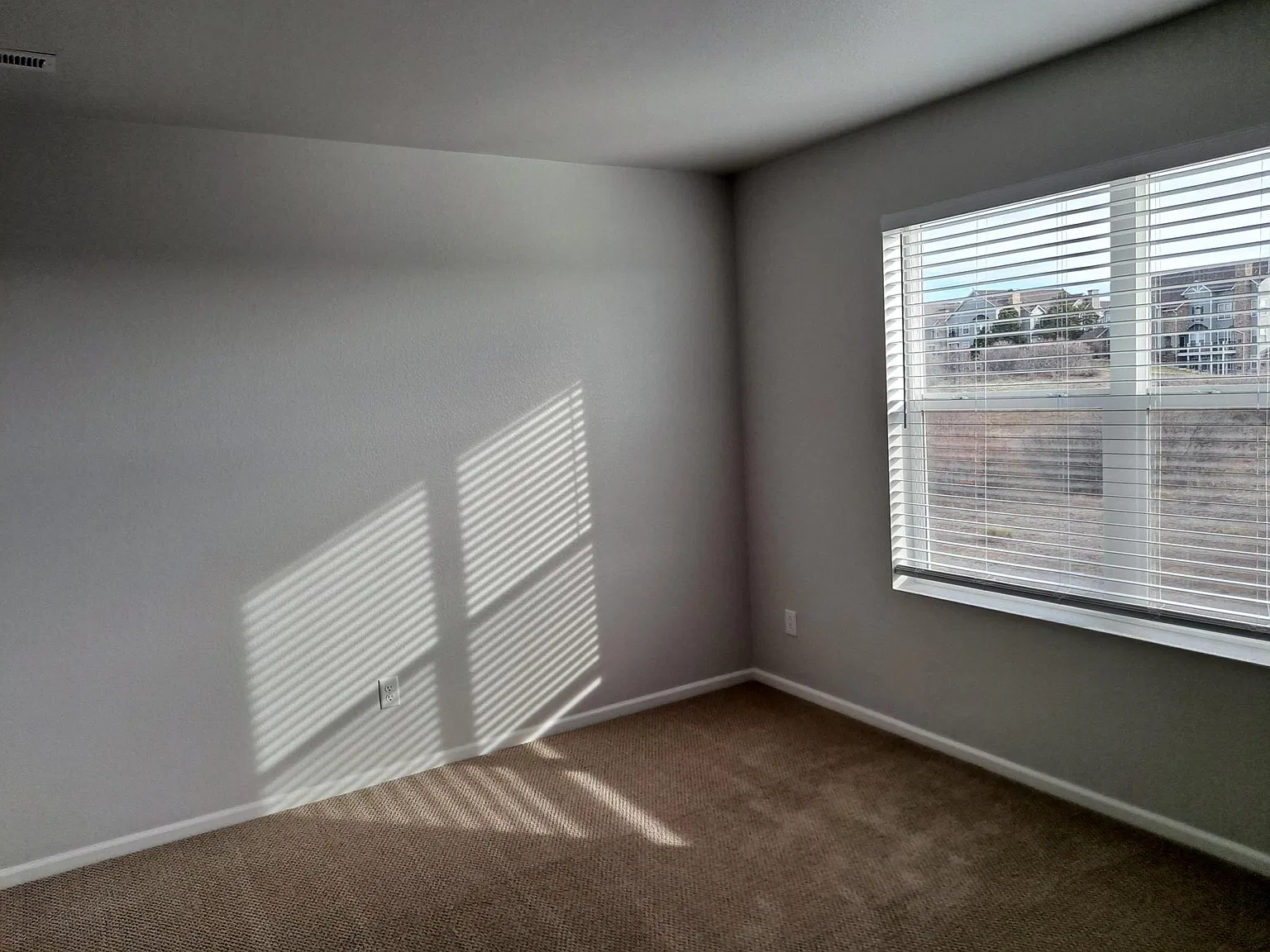 470 Hyde Park Cir — Photo 2