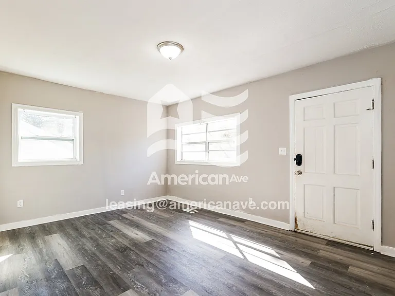 611561_002_living_room_3.jpg