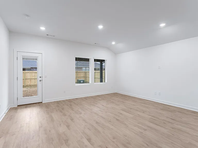 138 S Maroon Ave — Photo 8