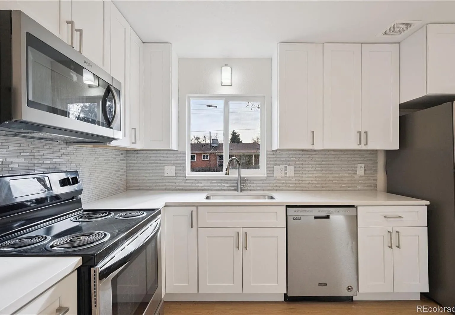 4 bed, 2.0 bath, 2308 sqft, $3,200 — Photo 3