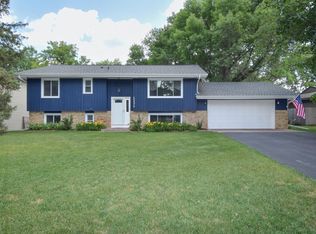 5236 Red Oak Dr, Mounds View, MN 55112