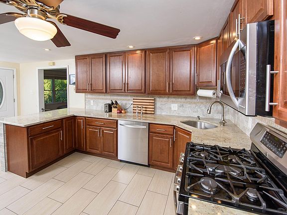 5th image of 302 E Elm Ave