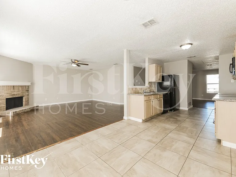 1395 Stewart Dr — Photo 8