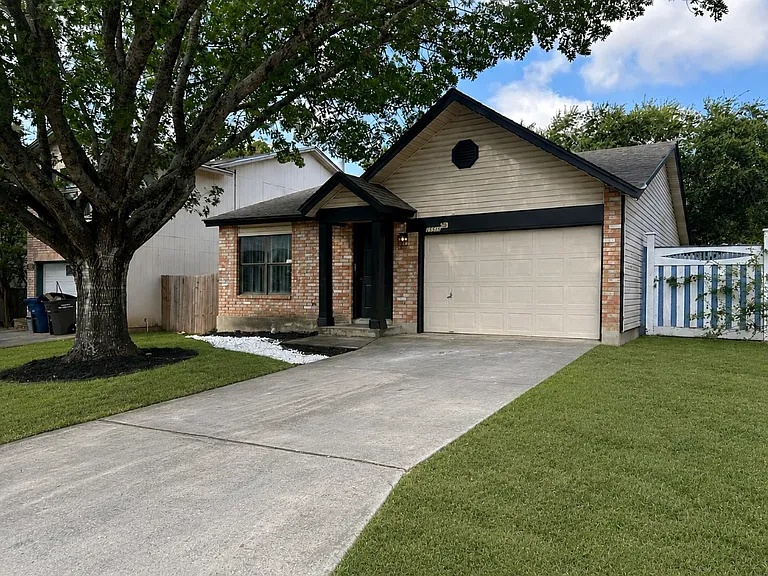 15519 Legend Springs Dr — Photo 1