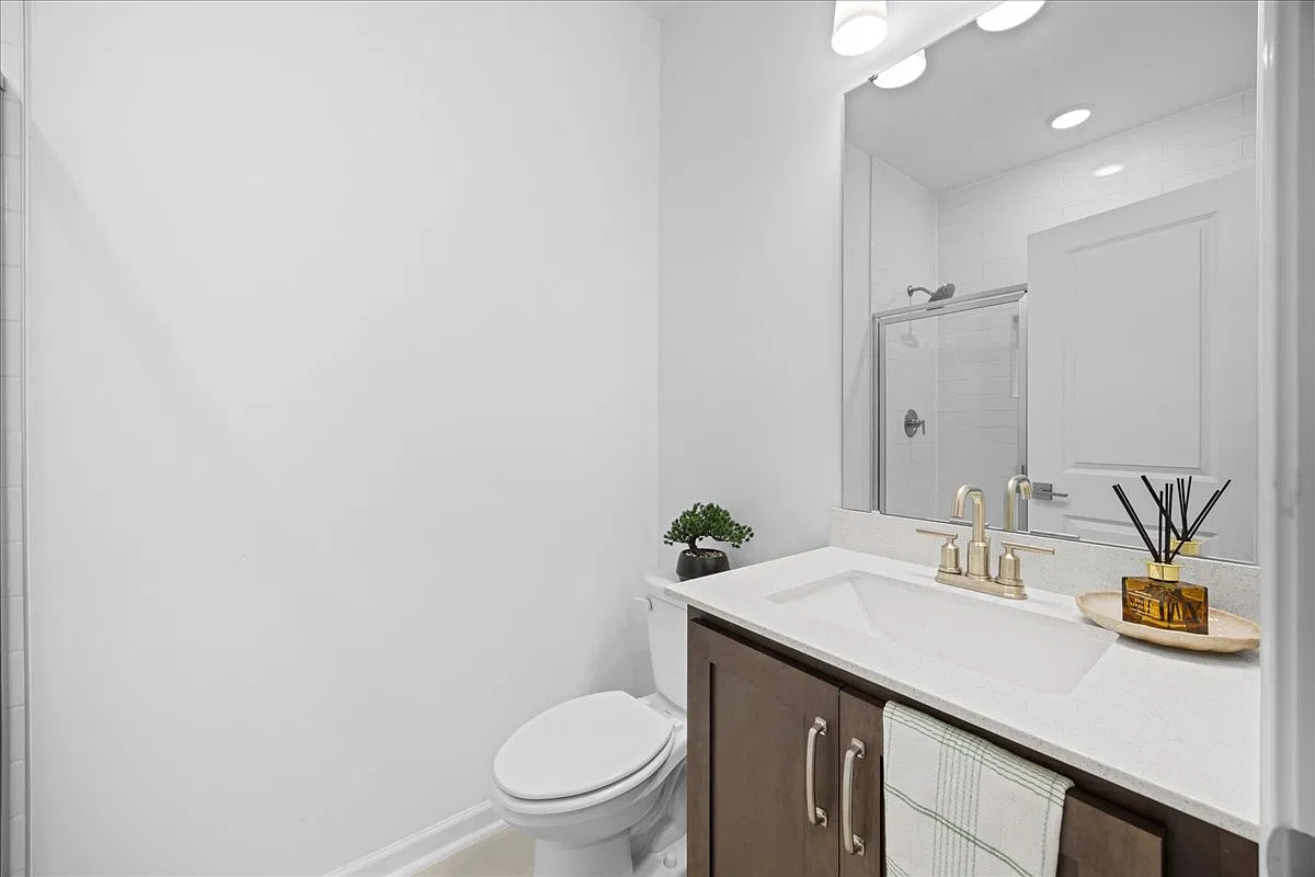 6 bed, 3587 sqft, $3,800 — Photo 1