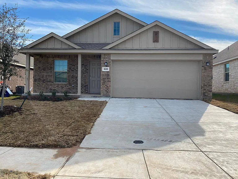 1609 River Crossing Dr — Photo 2