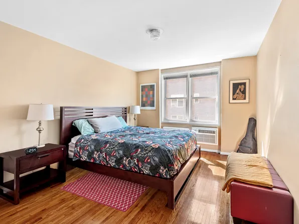 400 East 17th Street 300 image 3 of 6
