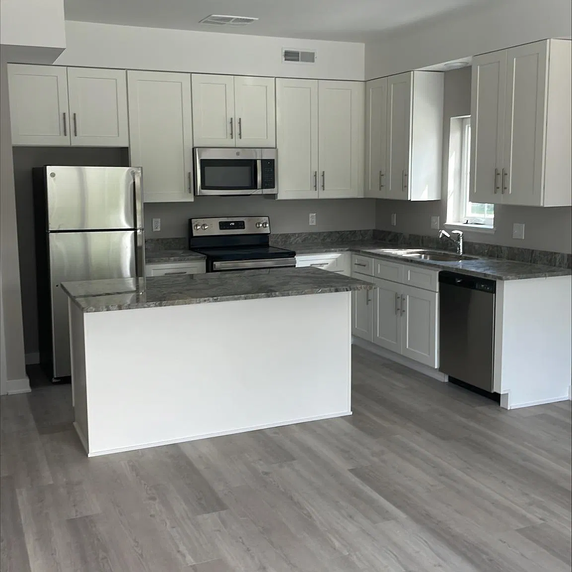 2 bed, 1000 sqft, $1,650 — Photo 2