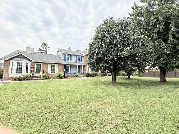 3rd image of 810 Lewis Ct