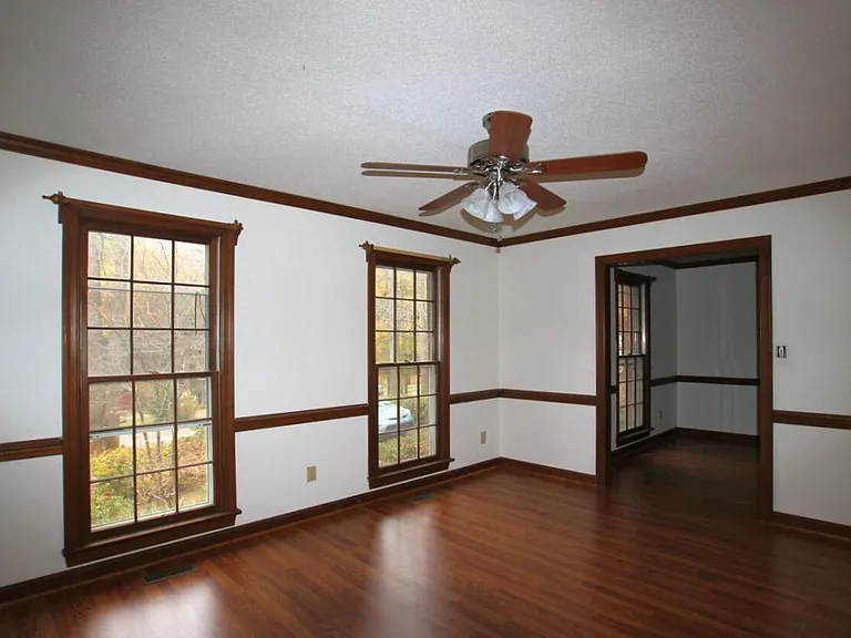 1406 Bloomingdale Dr — Photo 3