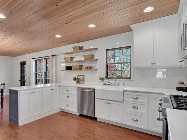 126 E Lake Dr, Roswell, GA 30075