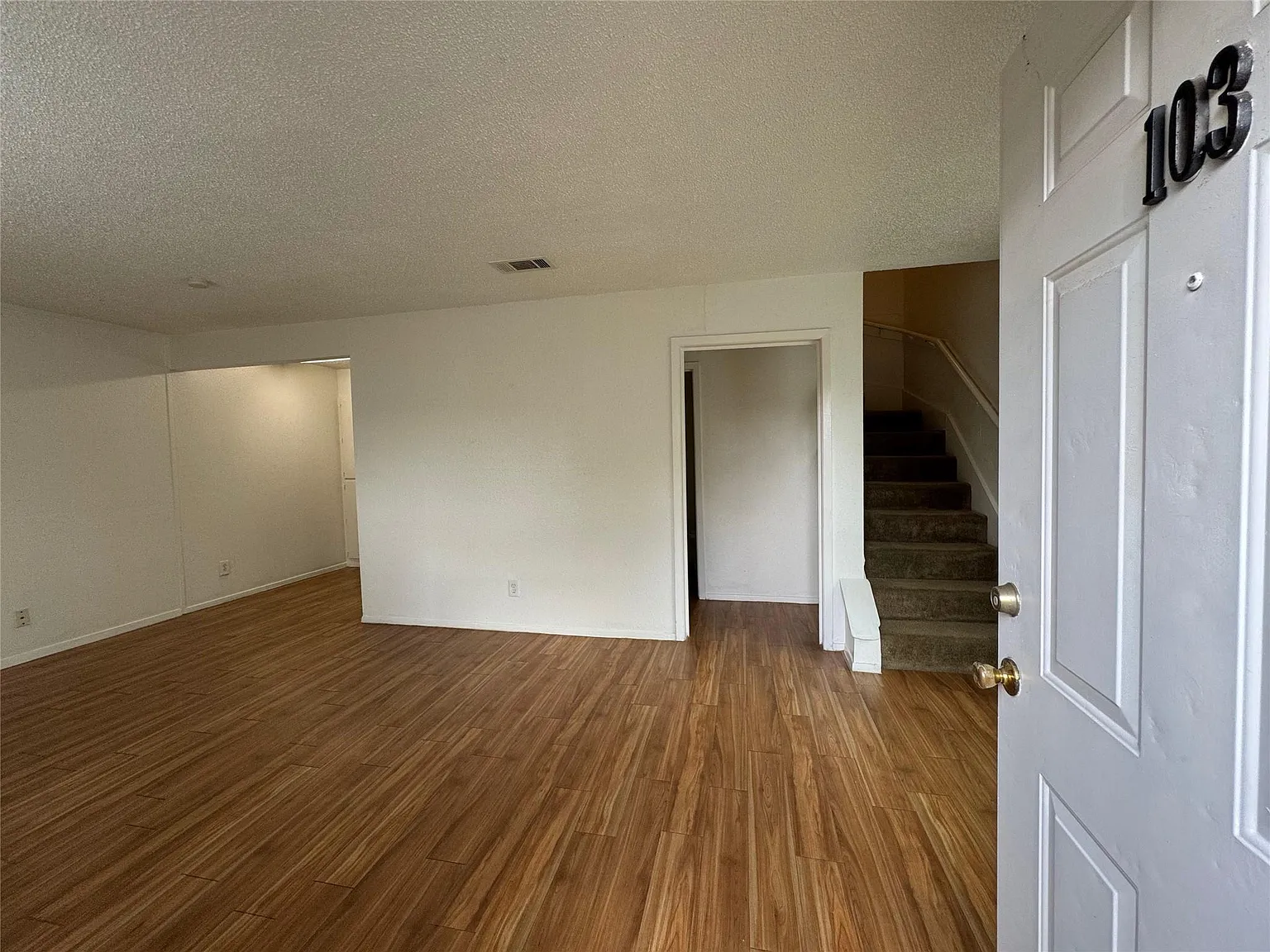 2 bed, 1.5 bath, 943 sqft, $1,358 — Photo 2