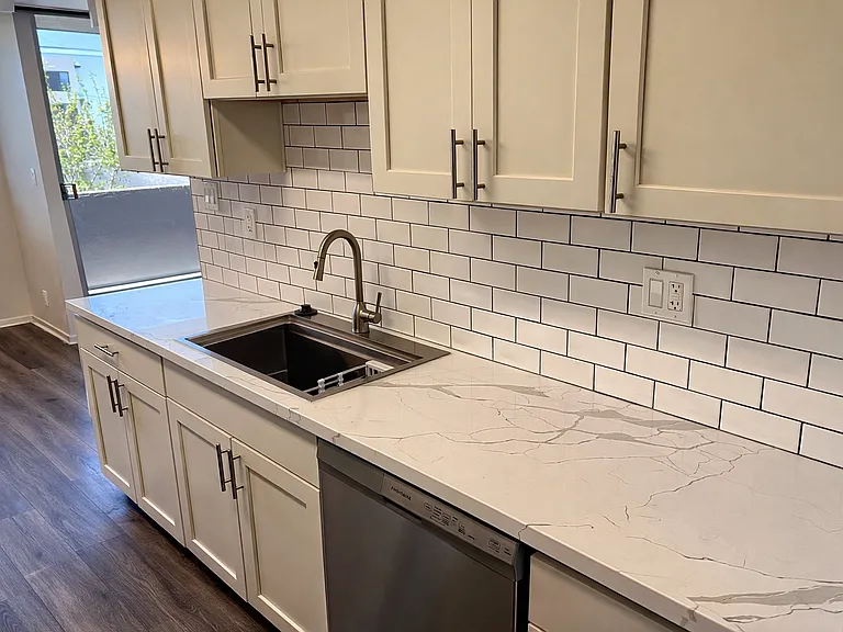 The Crestmoor Apartments — Photo 8