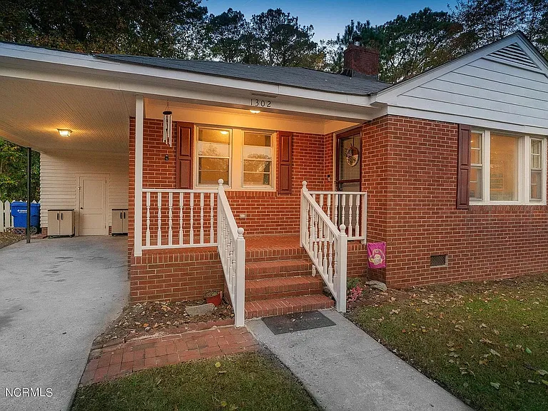 1302 Cotten Rd — Photo 2