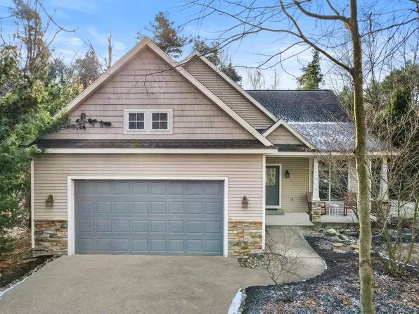 6834 Sherwood Trl, Fennville, MI 49408