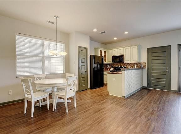 5th image of 2724 Bond Dr #31C