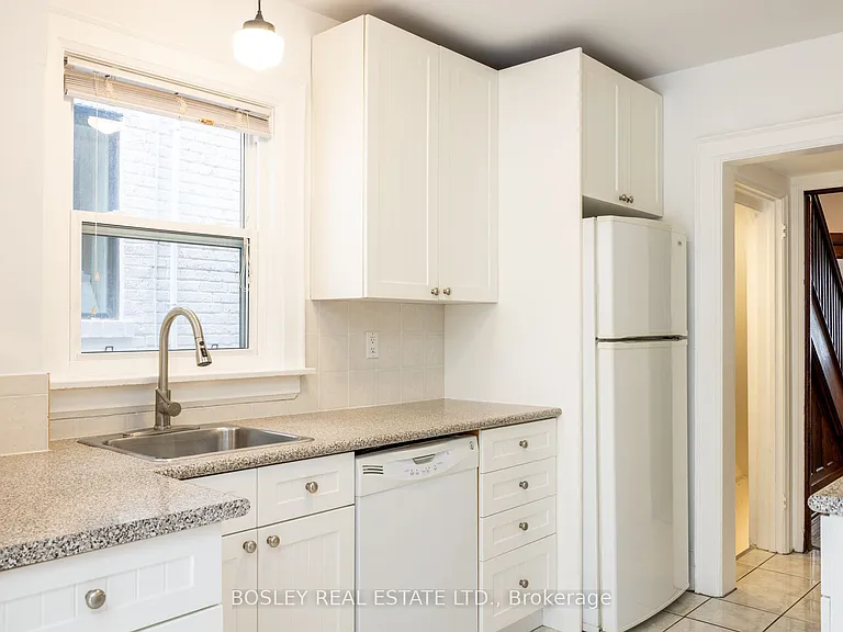 88 Manor Rd E — Photo 12