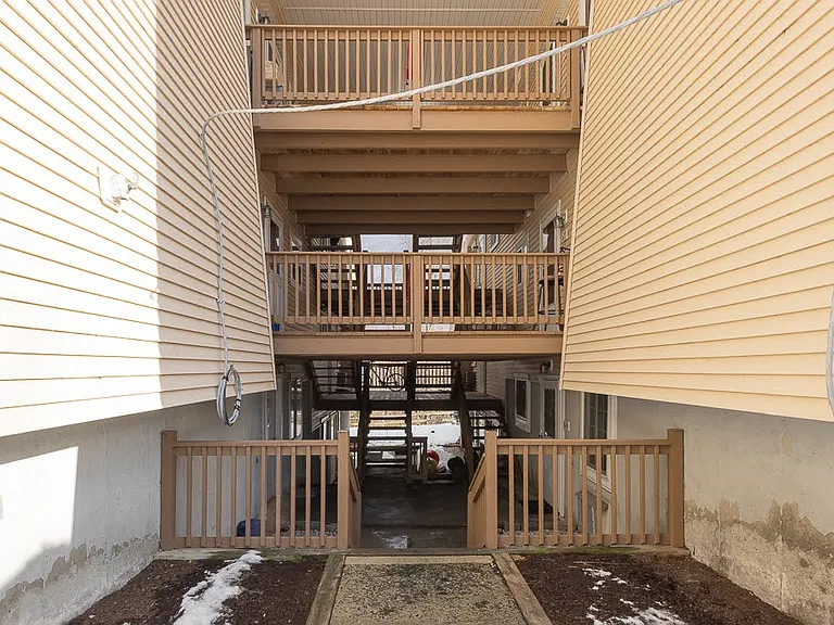 529 Fox Run Ln — Photo 2