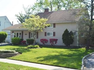 104 Land Ln, Westbury, NY 11590