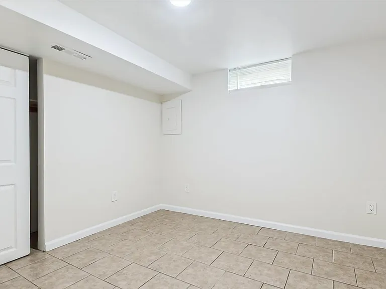 416 Hazlett Ave #5 — Photo 8