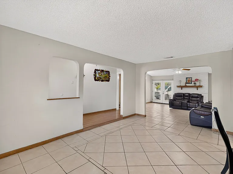 1514 Douglas Dr — Photo 14