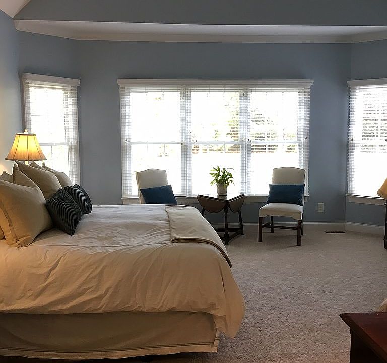 Master w/ large bay window
