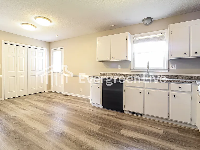 113 Court Dr — Photo 6
