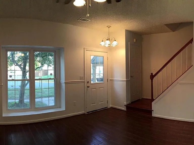 3010 McMaster Ct — Photo 2