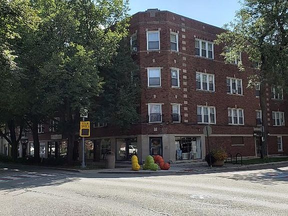 4th image of 900 S Lyman Ave #1B