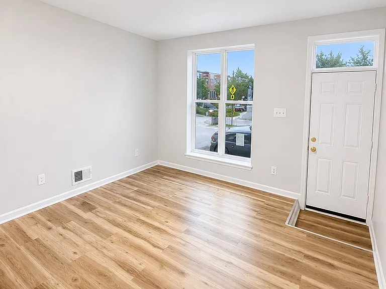 2538 E Fayette St — Photo 2