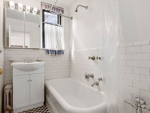 4th image of 240 E 79th St APT 4C