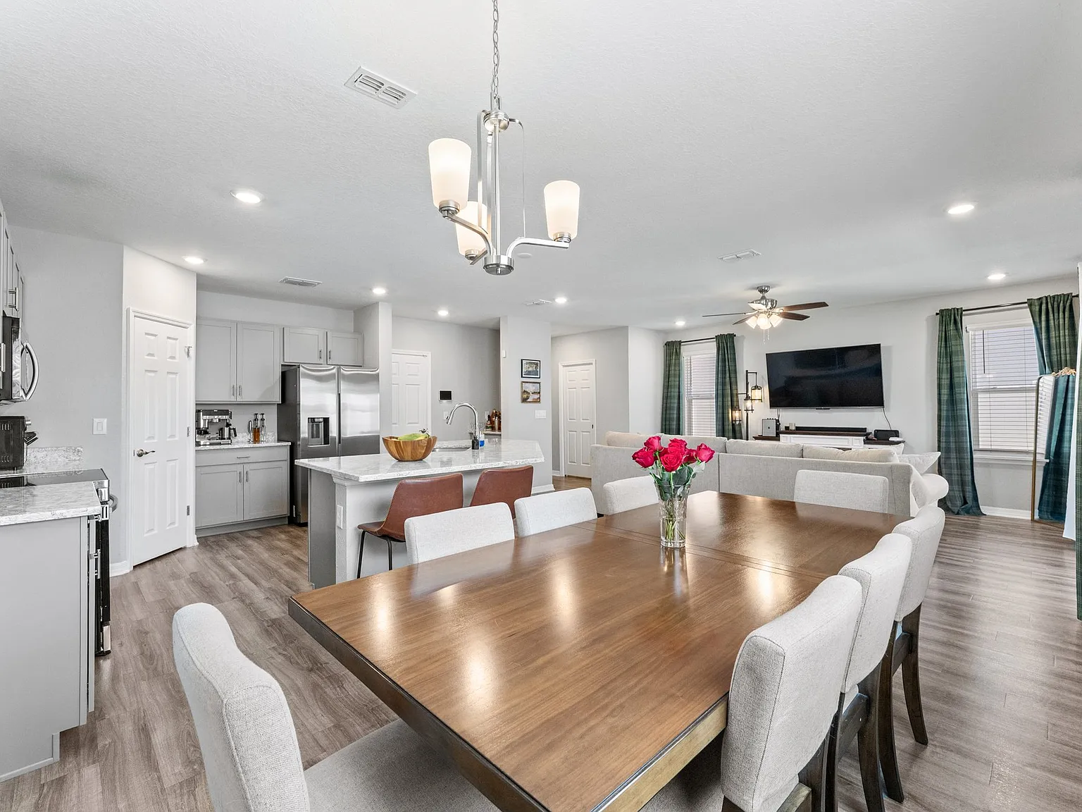 Spacious 4-Bedroom Home with Fenced Backyard in Riverview — Photo 4
