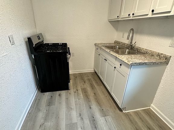 4th image of 218 N Oleander Ave #2