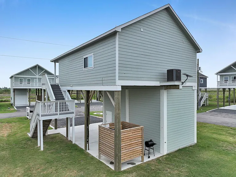 1049 Sunset Cir W — Photo 6