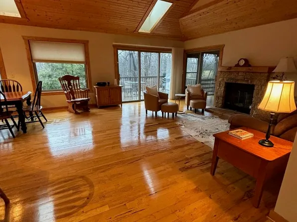 7 Garnet Ct, Galena, IL 61036