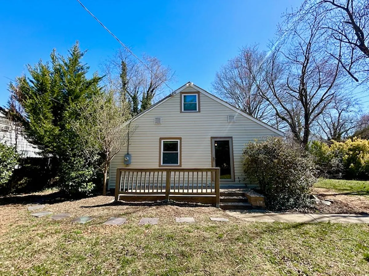 Building Photo - 2127 Pimmit Dr