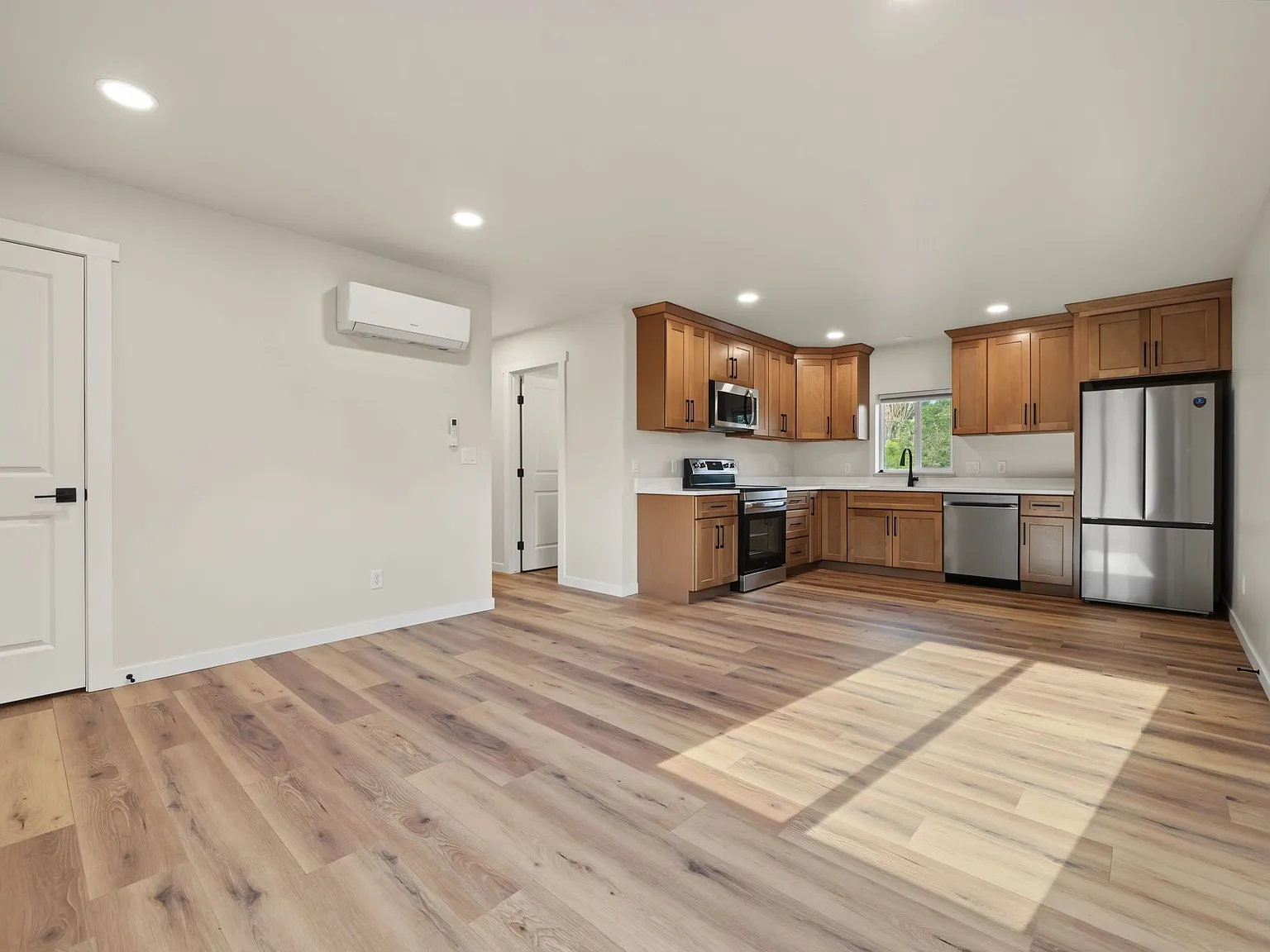 2 bed, 1.0 bath, 768 sqft, $2,000 — Photo 3