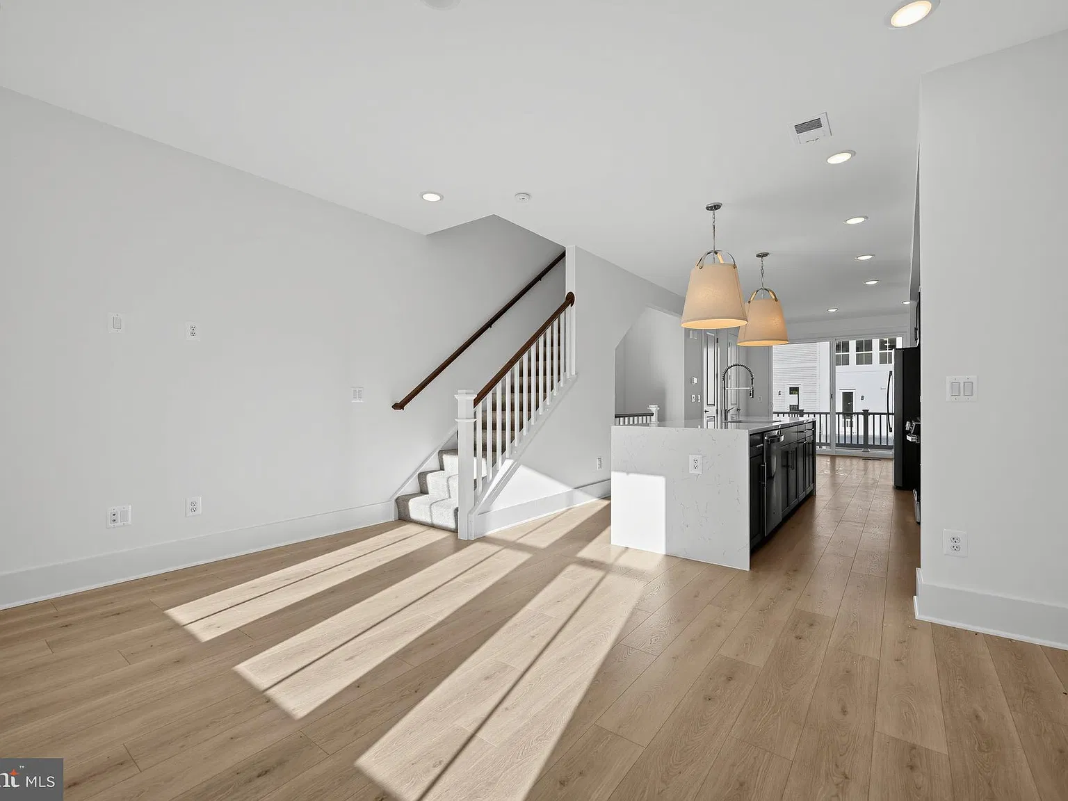 3 bed, 3.5 bath, 1665 sqft, $2,800 — Photo 4