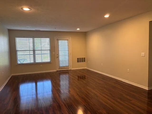 1522 Oakfield Dr — Photo 3