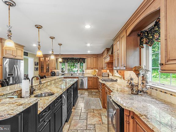 4th image of 704 Woodsyde Cir