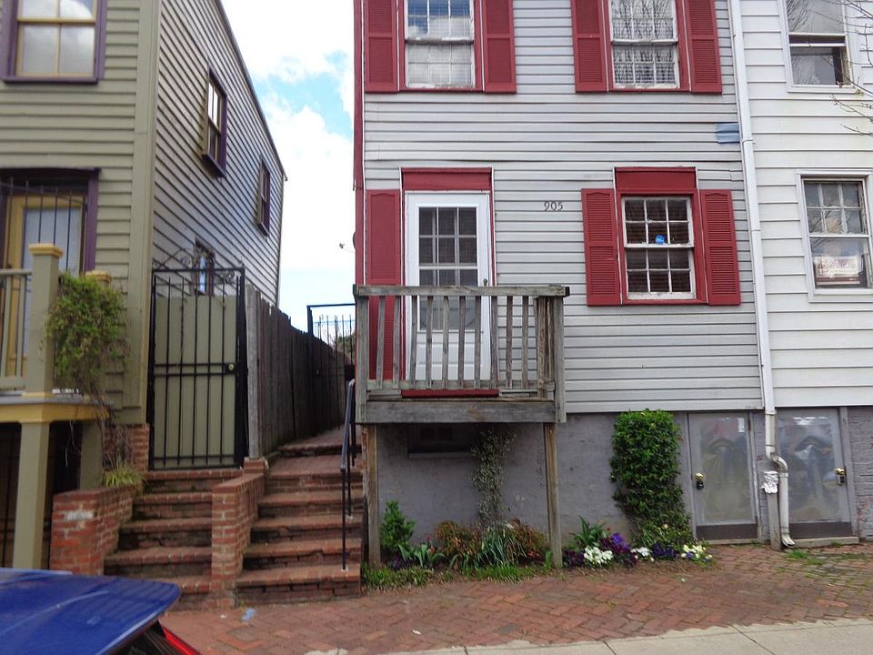 Front of 905 11th St SE