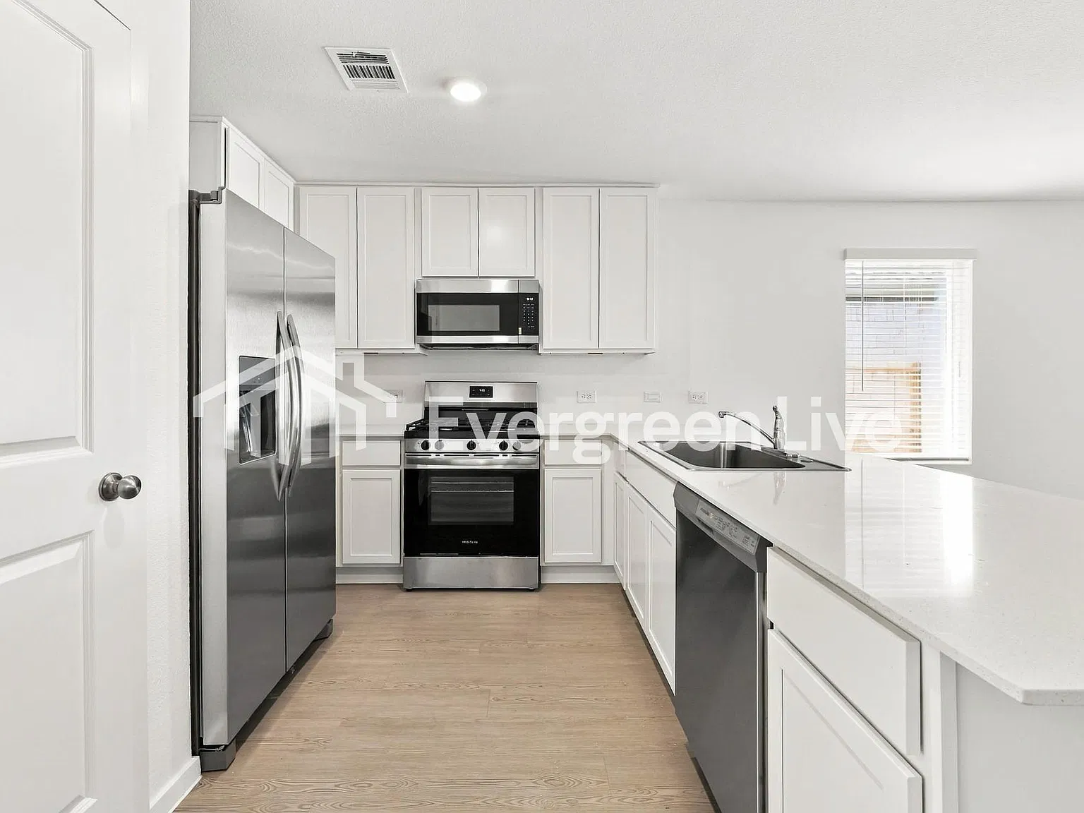 4 bed, 2.5 bath, 2015 sqft, $2,190 — Photo 4